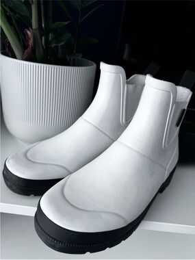 Tretorn White Chelsea Pull-On
Rain Boots with Black Sole Size US
6M